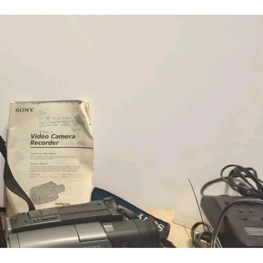 Sony Handycam CCD-TR86 Video 8 8mm Camcorder Bundle Bag Charger New Battery